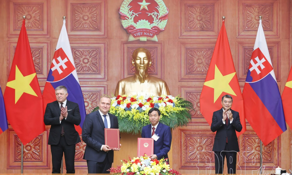 Lễ trao thỏa thuận hợp t&aacute;c giữa UBND tỉnh Điện Bi&ecirc;n v&agrave; ch&iacute;nh quyền th&agrave;nh phố Vysok&eacute; Tatry