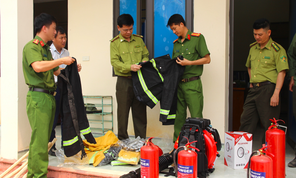 Kiểm tra việc chấp h&agrave;nh quy định ph&ograve;ng ch&aacute;y, chữa ch&aacute;y rừng