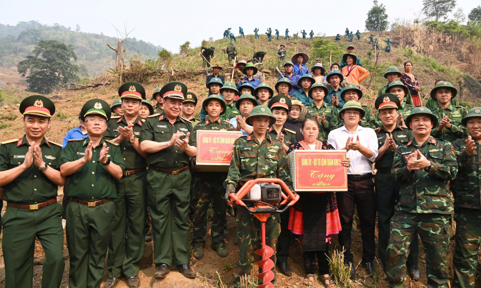 Ch&iacute;nh ủy Qu&acirc;n khu 2 thăm, động vi&ecirc;n c&aacute;n bộ, chiến sĩ gi&uacute;p d&acirc;n trồng c&acirc;y