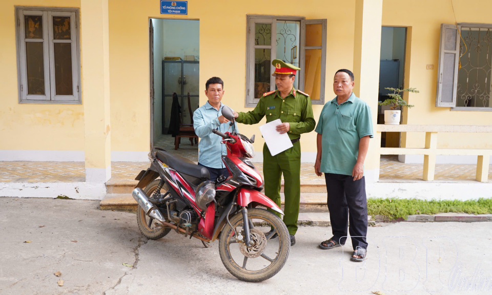 C&ocirc;ng an x&atilde; Na Sang trao trả xe m&ocirc; t&ocirc; bị mất trộm cho người d&acirc;n