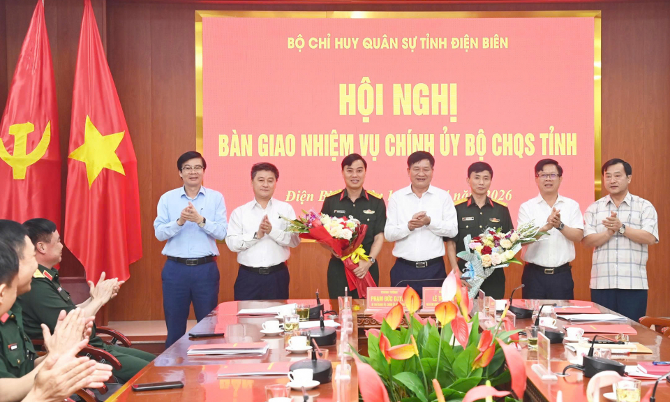 B&agrave;n giao nhiệm vụ Ch&iacute;nh ủy Bộ CHQS tỉnh Điện Bi&ecirc;n