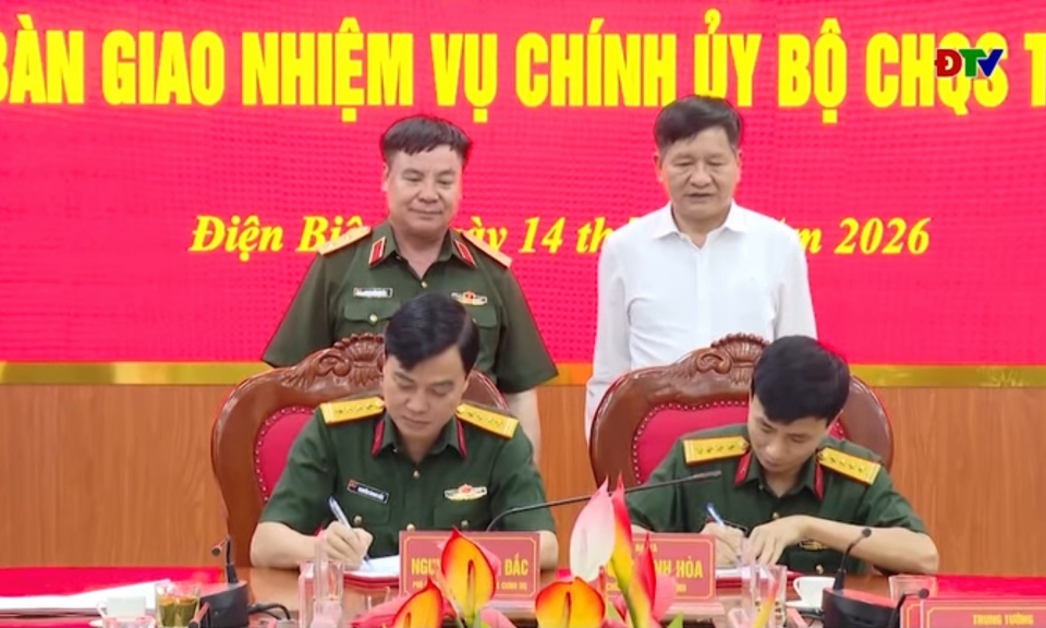 B&agrave;n giao nhiệm vụ Ch&iacute;nh ủy Bộ CHQS tỉnh
