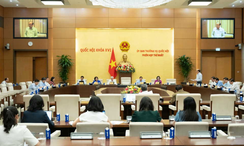 Ủy ban Thường vụ Quốc hội cho &yacute; kiến về dự thảo Nghị quyết của Quốc hội về thực hiện th&iacute; điểm chế định luật sư c&ocirc;ng