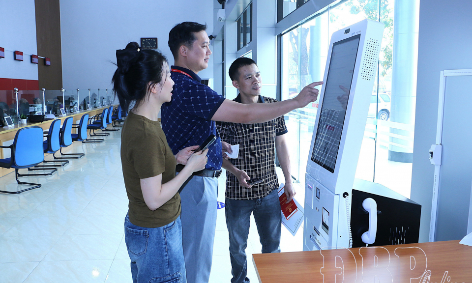 Đẩy mạnh tiếp nhận, xử l&yacute; thủ tục trực tuyến 