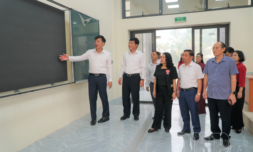 Ph&oacute; B&iacute; thư Tỉnh ủy, Chủ tịch Ủy ban MTTQ Việt Nam tỉnh M&ugrave;a A Vảng l&agrave;m việc với Trường Ch&iacute;nh trị tỉnh