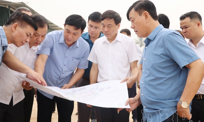Chairman L&ecirc; Văn Lương works with Thanh Nưa commune