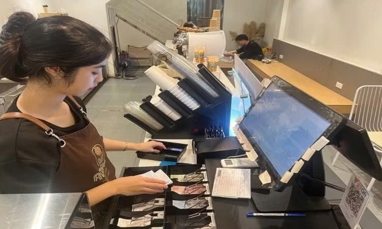 Kh&ocirc;ng bắt buộc dừng h&oacute;a đơn điện tử với hộ doanh thu dưới 500 triệu đồng/năm