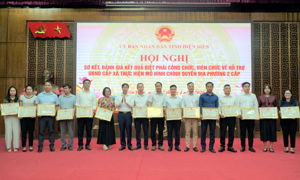 Khen thưởng 36 c&ocirc;ng chức, vi&ecirc;n chức biệt ph&aacute;i về cấp x&atilde;