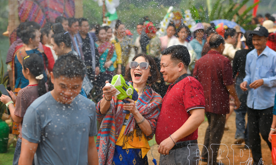 Pa Xa L&agrave;o rộn r&agrave;ng hội t&eacute; nước 