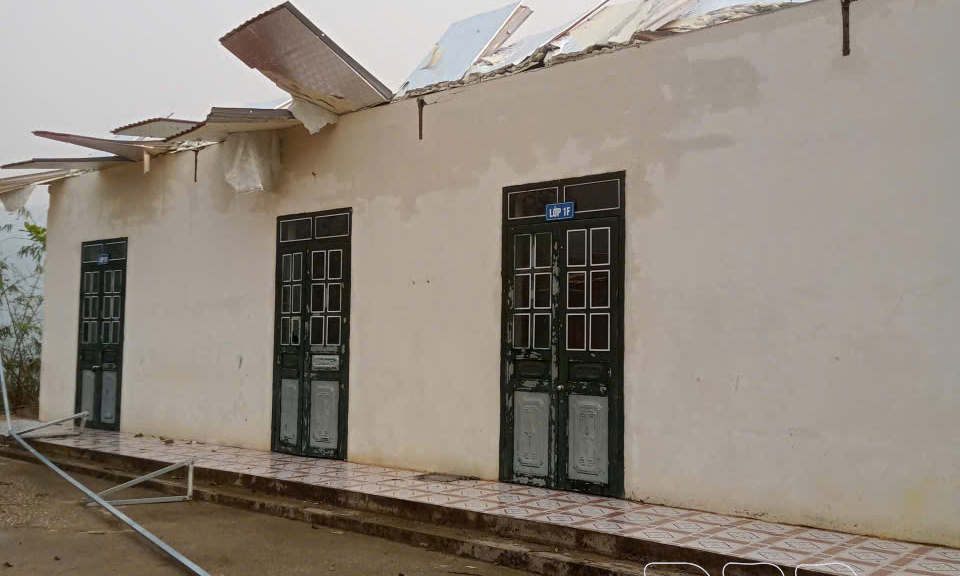 Lốc xo&aacute;y tại x&atilde; Na Sang g&acirc;y thiệt hại khoảng 300 triệu đồng