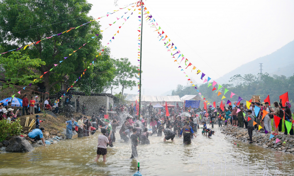 G&igrave;n giữ văn h&oacute;a l&agrave;m du lịch