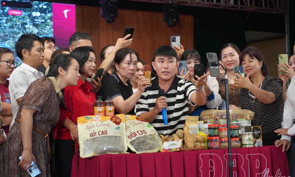 N&ocirc;ng sản Điện Bi&ecirc;n tr&ecirc;n s&oacute;ng livestream