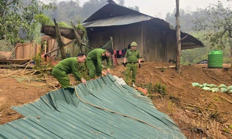 X&atilde; Na Sang khẩn trương khắc phục thiệt hại do gi&ocirc;ng lốc