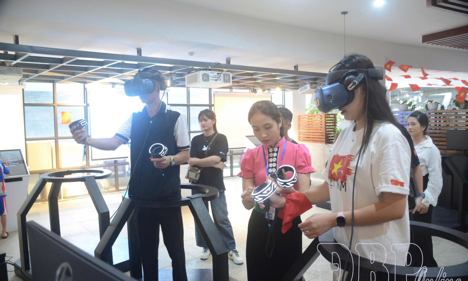 Ứng dụng c&ocirc;ng nghệ, số h&oacute;a du lịch