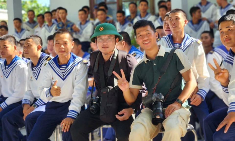 Ra Trường Sa mang theo cả b&oacute;ng h&igrave;nh Tổ quốc