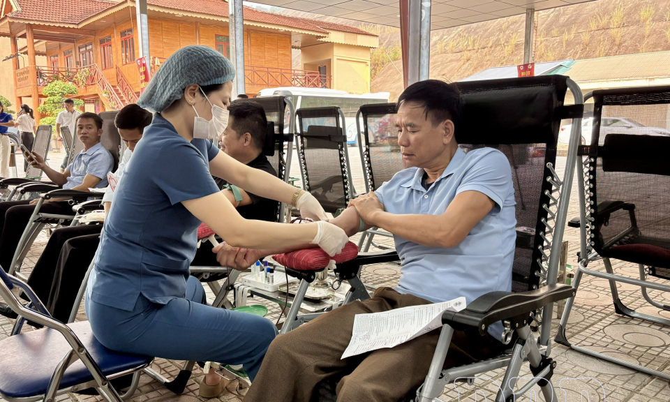 Hơn 200 người tham gia hiến m&aacute;u t&igrave;nh nguyện