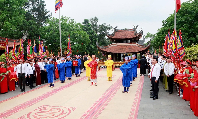 Th&agrave;nh k&iacute;nh d&acirc;ng hương Quốc Tổ Lạc Long Qu&acirc;n v&agrave; Tổ Mẫu &Acirc;u Cơ