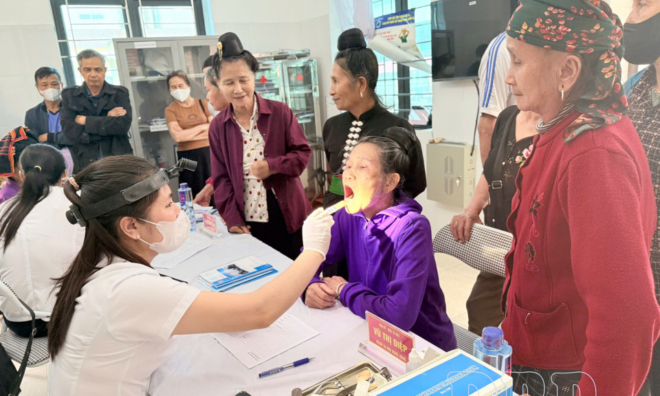 Kh&aacute;m bệnh, cấp ph&aacute;t thuốc miễn ph&iacute; cho người d&acirc;n x&atilde; Na Sang 