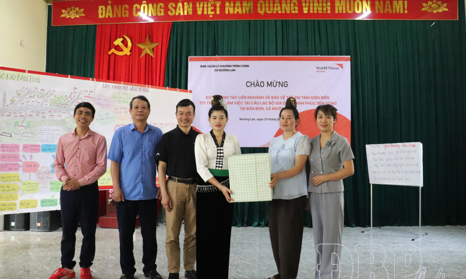 Giao lưu với C&acirc;u lạc bộ Gia đ&igrave;nh hạnh ph&uacute;c bền vững bản Bon