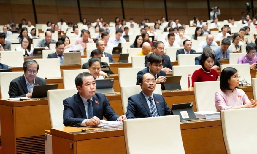 97,6% đại biểu Quốc hội biểu quyết t&aacute;n th&agrave;nh th&ocirc;ng qua Luật Thủ đ&ocirc;