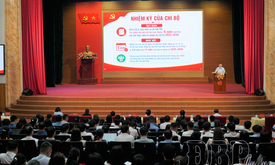 Gần 200 đại biểu tham dự lớp tập huấn c&ocirc;ng t&aacute;c tổ chức x&acirc;y dựng Đảng năm 2026