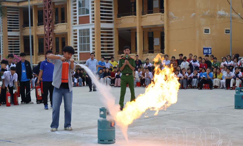 Tuy&ecirc;n truyền, trải nghiệm thực h&agrave;nh PCCC v&agrave; CNCH tại Trường PTDTNT THPT tỉnh