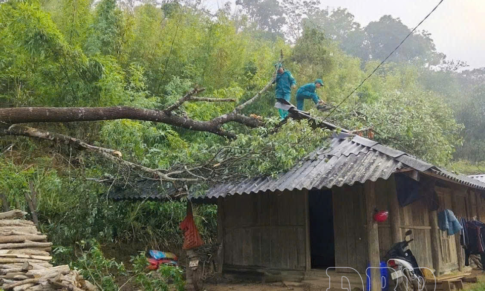 Mưa gi&ocirc;ng k&egrave;m lốc xo&aacute;y khiến 17 ng&ocirc;i nh&agrave; hư hỏng tại x&atilde; Ph&igrave;nh Gi&agrave;ng