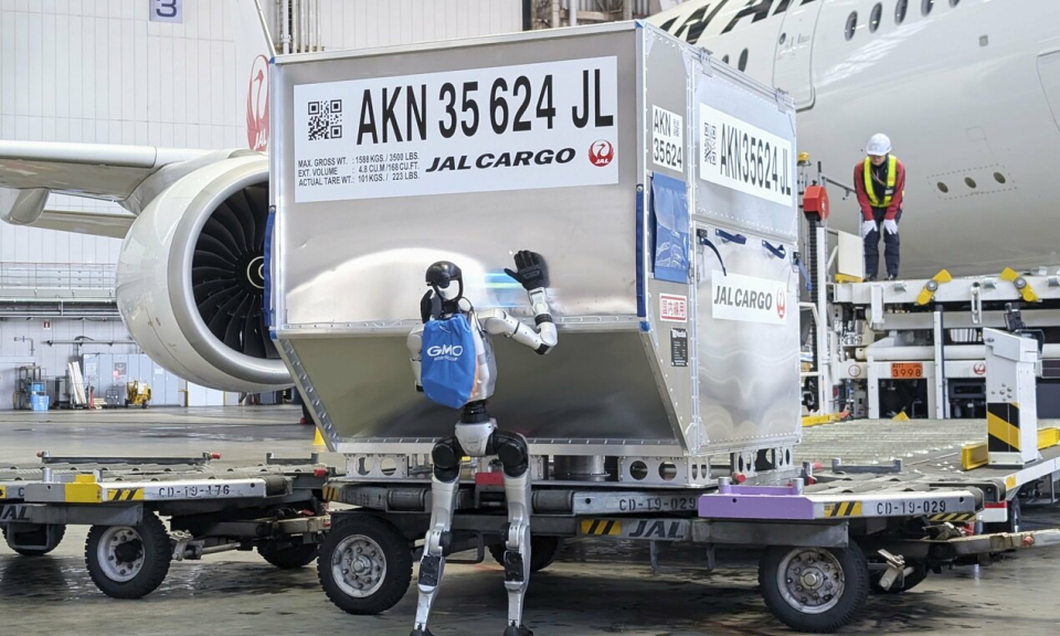 Nhật Bản thử nghiệm robot h&igrave;nh người vận chuyển h&agrave;nh l&yacute; ở s&acirc;n bay
