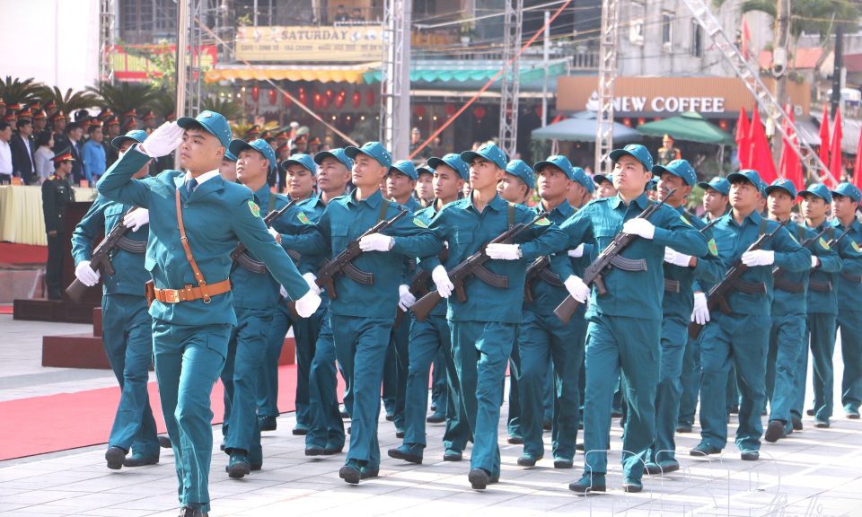 Những chiến sĩ &ldquo;sao vu&ocirc;ng&rdquo; b&aacute;m bản, gi&uacute;p d&acirc;n