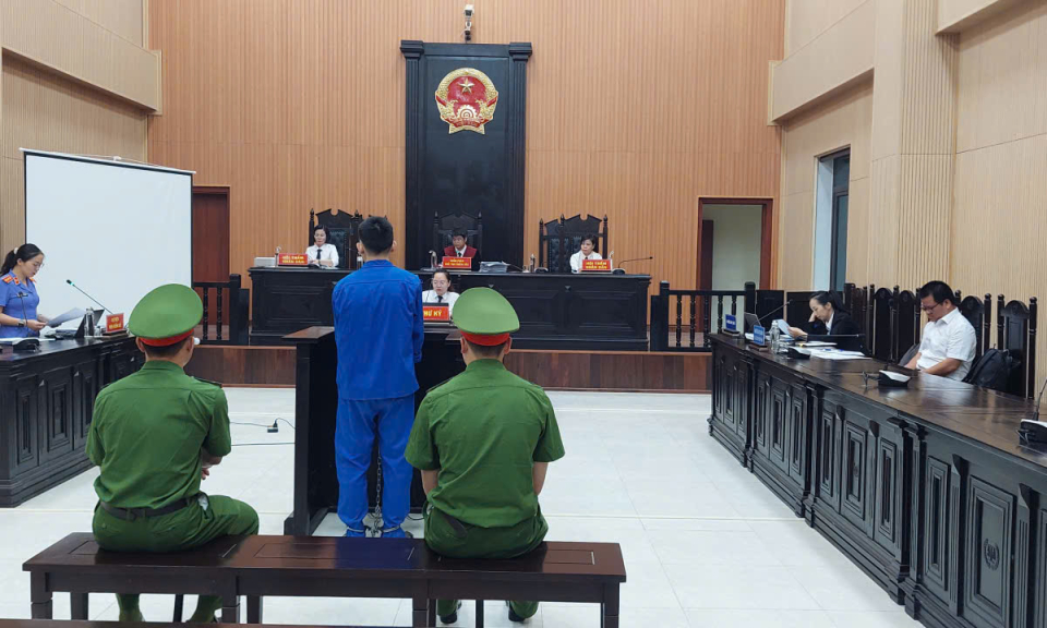 Ph&iacute;a sau một phi&ecirc;n t&ograve;a