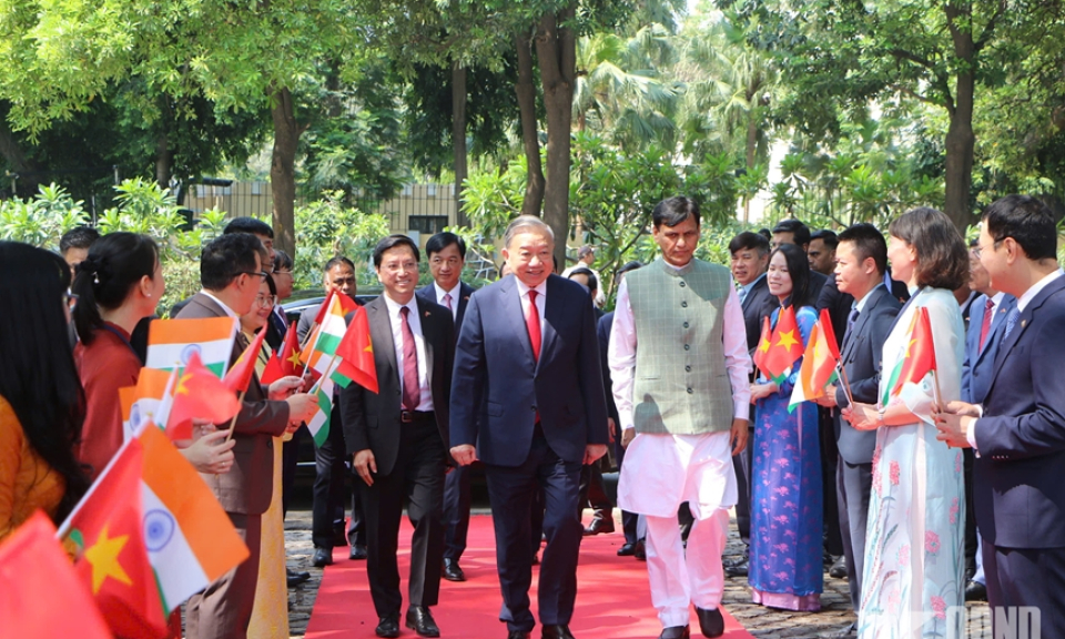 Tổng B&iacute; thư, Chủ tịch nước T&ocirc; L&acirc;m đặt v&ograve;ng hoa tại Khu tưởng niệm Mahatma Gandhi v&agrave; Tượng Chủ tịch Hồ Ch&iacute; Minh