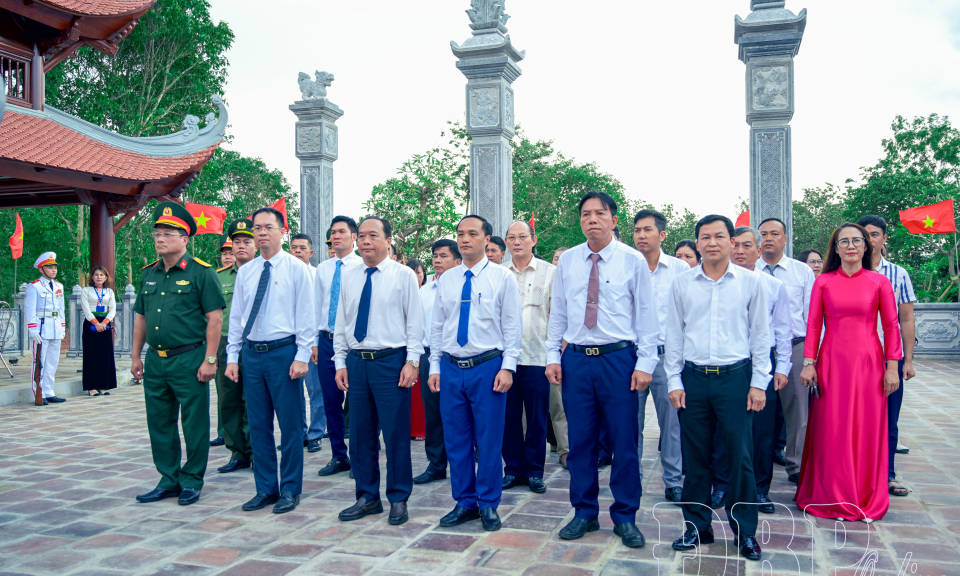 Đo&agrave;n đại biểu Đại hội TDTT tỉnh lần thứ XII d&acirc;ng hương tưởng niệm Chủ tịch Hồ Ch&iacute; Minh v&agrave; c&aacute;c anh h&ugrave;ng liệt sĩ