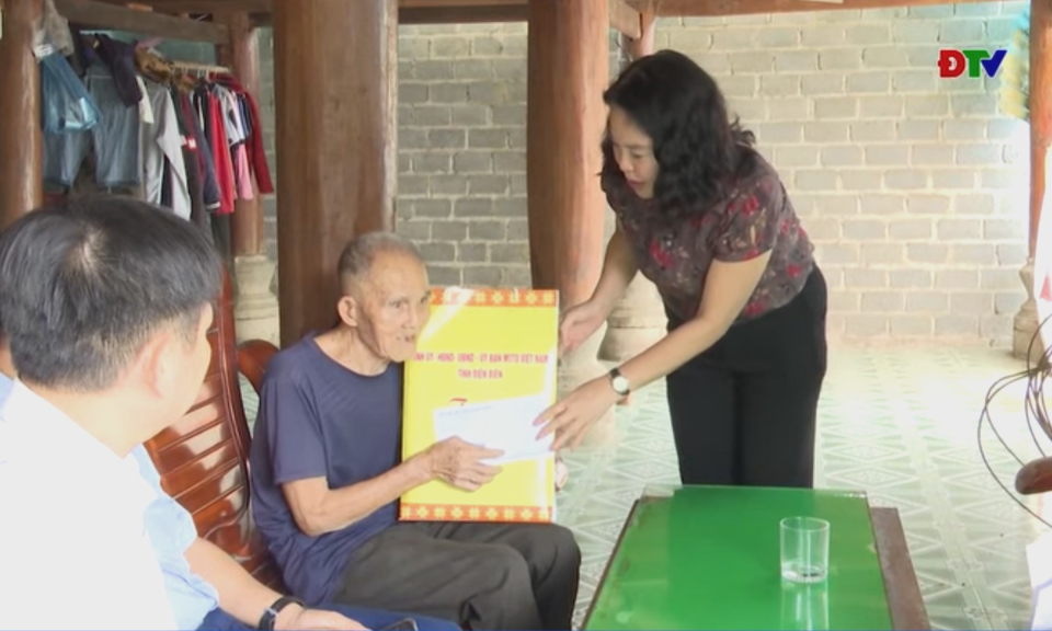 Đồng ch&iacute; L&ograve; Thị Minh Phượng thăm, tặng qu&agrave; chiến sĩ Điện Bi&ecirc;n tại x&atilde; Chiềng Sinh v&agrave; Tuần Gi&aacute;o