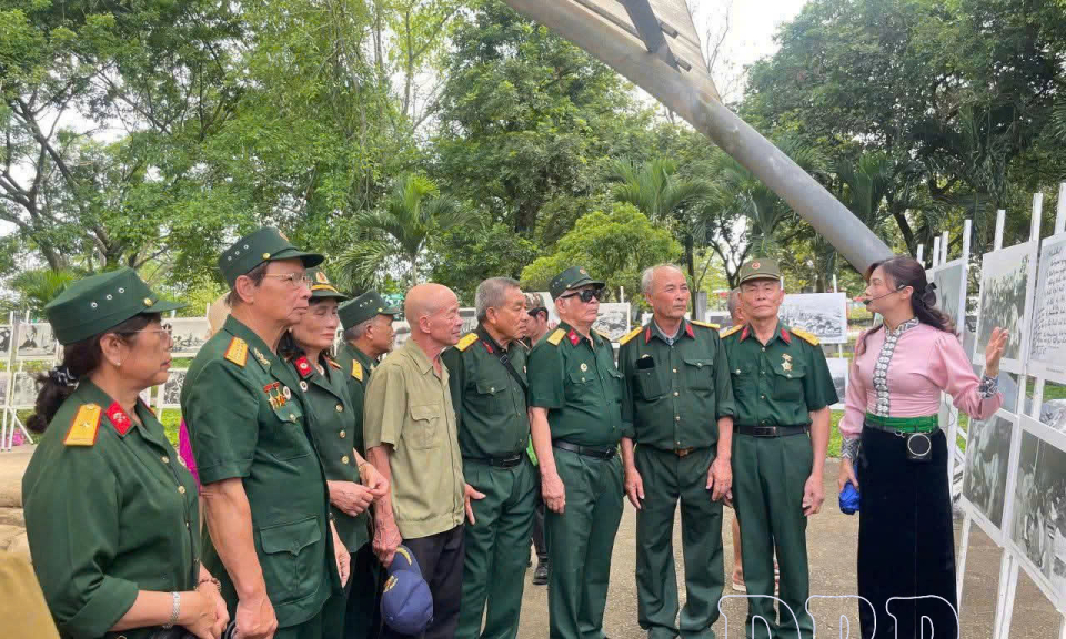 Th&aacute;ng Năm, về Điện Bi&ecirc;n thắp lửa 