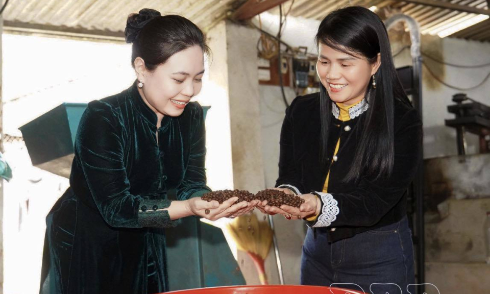 Phụ nữ Điện Bi&ecirc;n thi đua y&ecirc;u nước