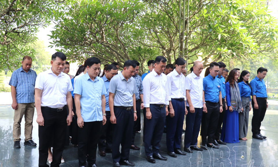 Đ&agrave;i Truyền h&igrave;nh Việt Nam d&acirc;ng hương tưởng niệm c&aacute;c anh h&ugrave;ng liệt sĩ v&agrave; tặng qu&agrave; chiến sĩ Điện Bi&ecirc;n