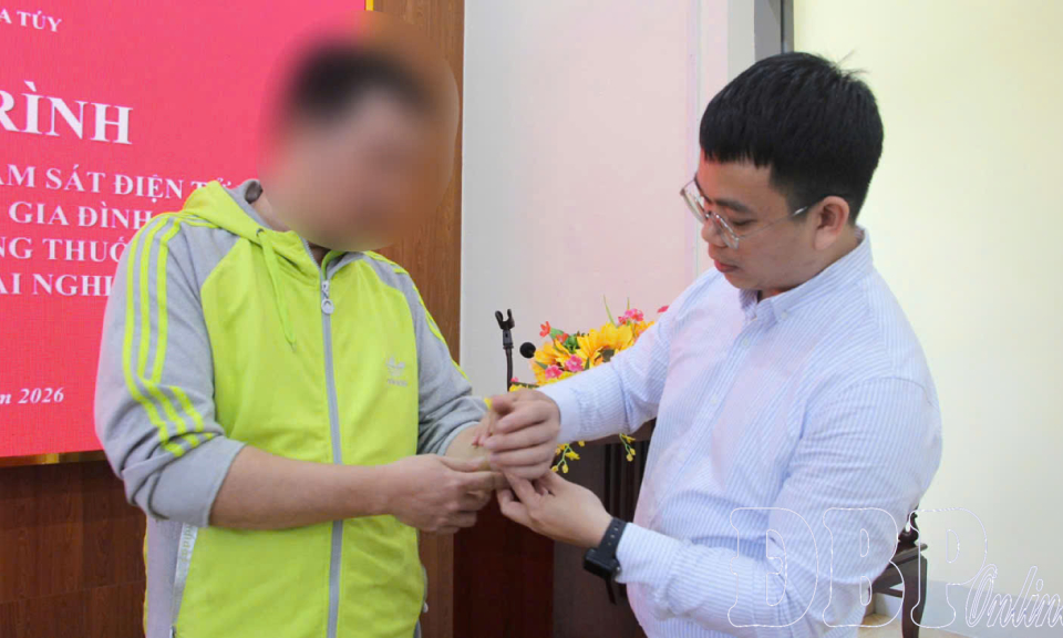 Th&iacute; điểm đeo thiết bị gi&aacute;m s&aacute;t điện tử đối với người nghiện ma t&uacute;y tại cộng đồng