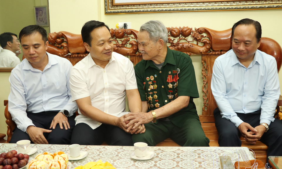 B&iacute; thư Tỉnh ủy Trần Tiến Dũng thăm, tặng qu&agrave; c&aacute;c gia đ&igrave;nh Chiến sĩ Điện Bi&ecirc;n