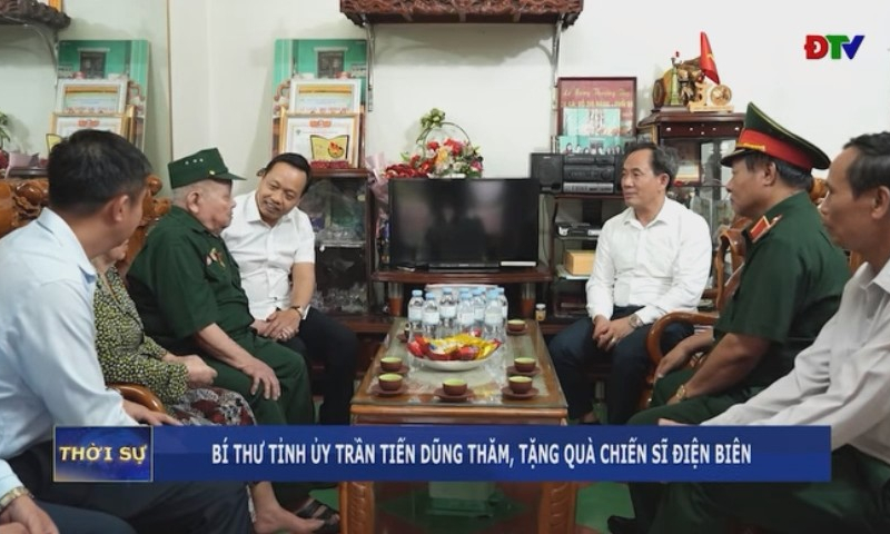 B&iacute; thư Tỉnh ủy Trần Tiến Dũng thăm, tặng qu&agrave; chiến sĩ Điện Bi&ecirc;n