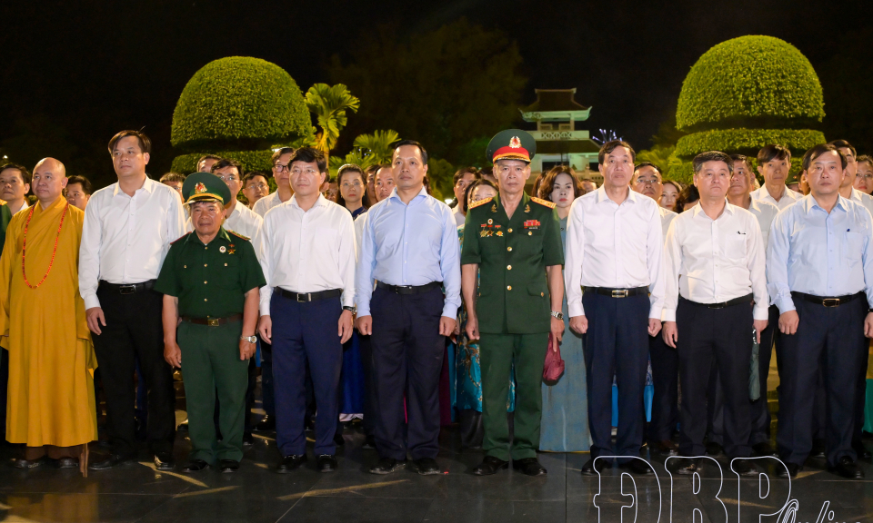 D&acirc;ng hương, thả hoa đăng tri &acirc;n c&aacute;c anh h&ugrave;ng, liệt sĩ 