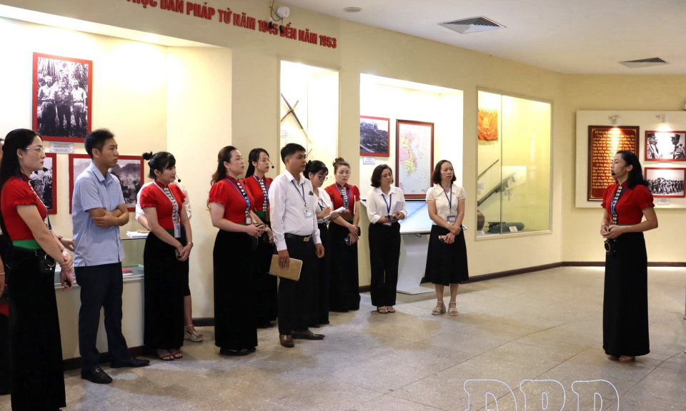 Ph&aacute;t triển nguồn nh&acirc;n lực du lịch