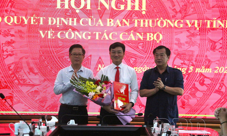 C&ocirc;ng bố quyết định của Ban Thường vụ Tỉnh ủy về c&ocirc;ng t&aacute;c c&aacute;n bộ