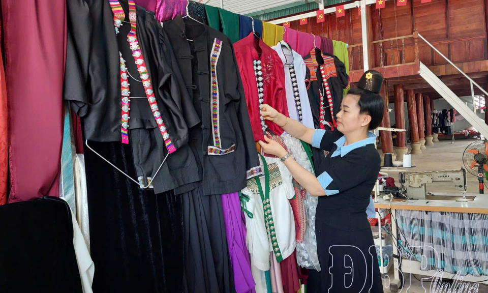 Sinh kế từ trang phục truyền thống