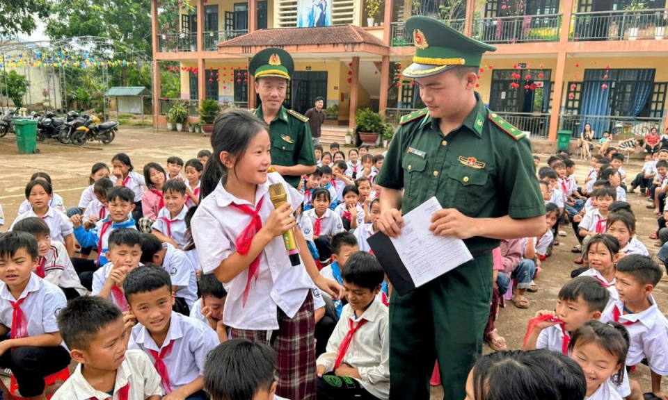 &ldquo;Tiết học bi&ecirc;n cương&rdquo; lan tỏa niềm tự h&agrave;o d&acirc;n tộc nơi v&ugrave;ng cao bi&ecirc;n giới tỉnh Điện Bi&ecirc;n