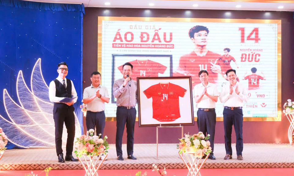 Đấu gi&aacute; &aacute;o cầu thủ Ho&agrave;ng Đức g&acirc;y quỹ hỗ trợ người ngh&egrave;o