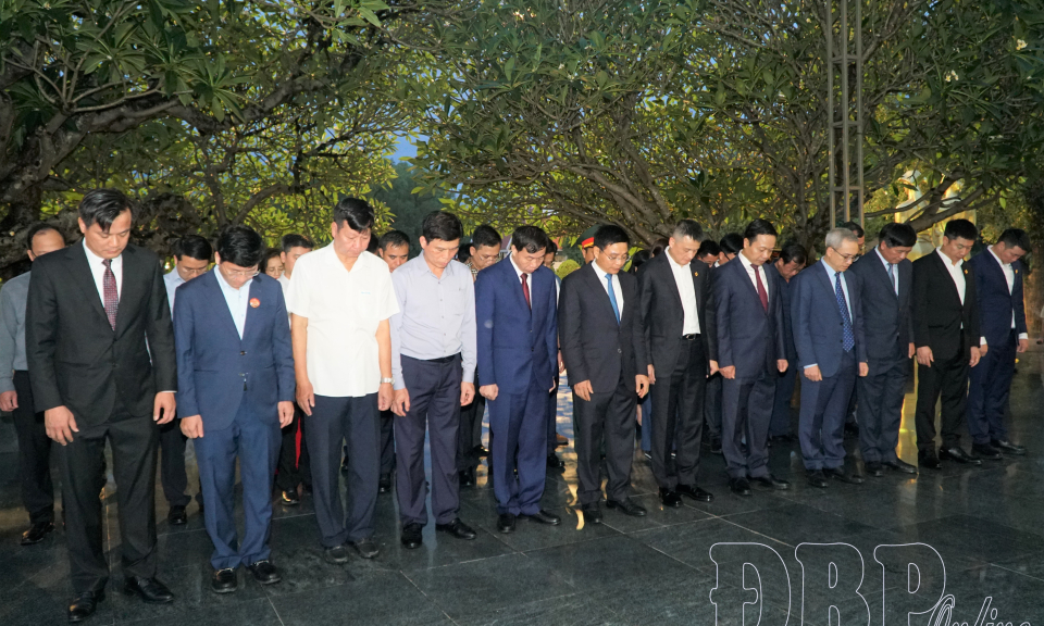 Ph&oacute; Thủ tướng Ch&iacute;nh phủ Nguyễn Văn Thắng tri &acirc;n c&aacute;c Anh h&ugrave;ng liệt sĩ tại Điện Bi&ecirc;n